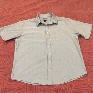 Kirkland Signature men’s XXL Non-Iron short sleeve Shirt - Black / White pattern